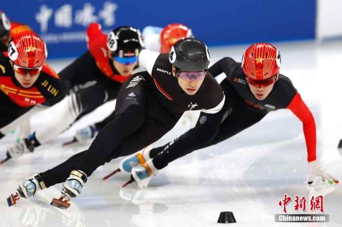 资料图：图为天津短道速滑队运动员刘少昂(右二)在男子1500米比赛中。中新社记者 富田 摄