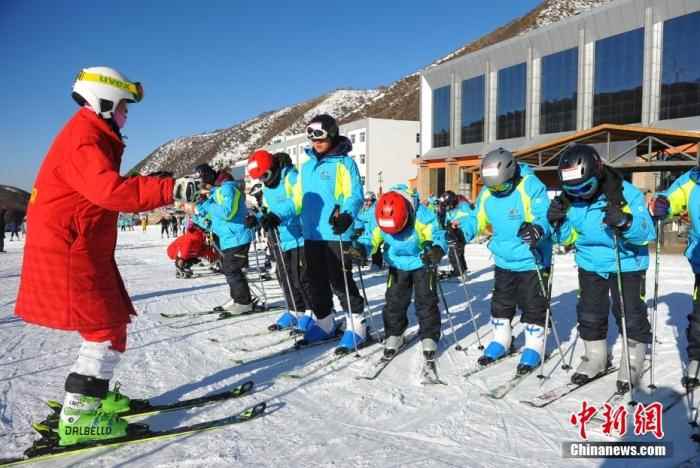 资料图：中学生在河北省体育局崇礼高原训练基地上实地滑雪课。 中新社发 陈晓东 摄